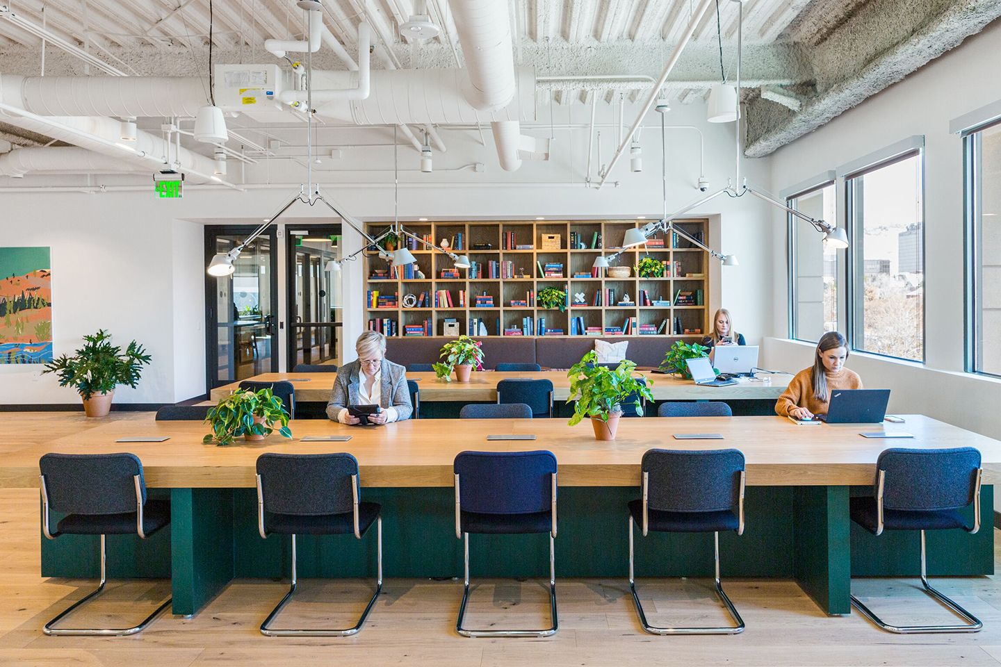 HOT DESK